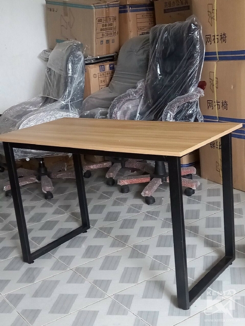 Bàn chữ U chân Đen Mặt Vàng