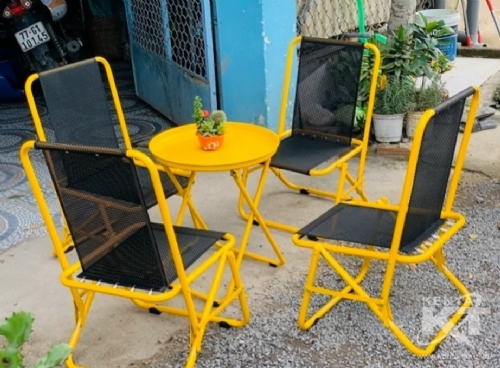 ghế xếp nhỏ màu vàng