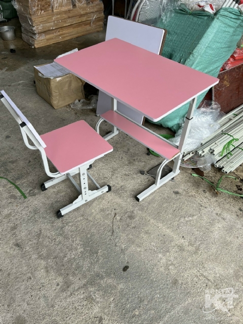 Bàn ghế học sinh màu hồng